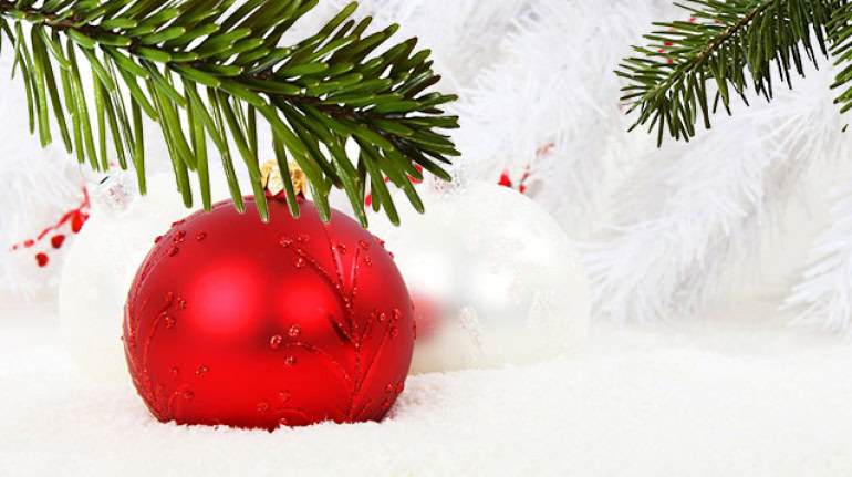 Christbaumkugeln im Schnee