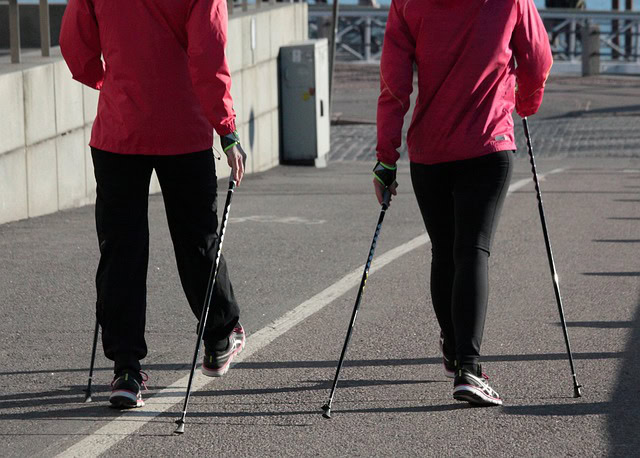 Nordic Walking Sportlerinnen beim Training auf Asphalt im Freien, passend für TSG Sonnenberg, gesundes Fitnesstraining, Gemeinschaft, Bewegung, Gesundheit, Outdoor-Aktivitäten in Sonnenberg.