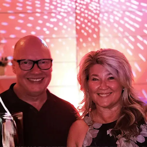 Menschen lachen und feiern bei einem Event im TSG Sonnenberg mit leuchtend bunten Lichtern, fröhlicher Atmosphäre und sportlicher Gemeinschaft.