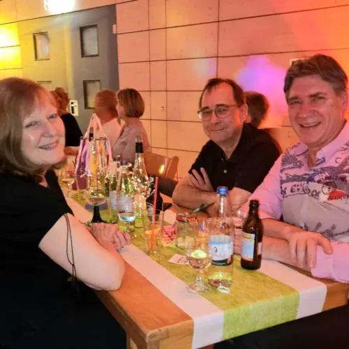 Gemütliches Vereinsfest bei TSG Sonnenberg mit lachenden Mitgliedern, Feier und geselligem Beisammensein.